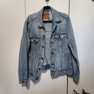 Levi's Premium Light Blue Denim Jacket with Brown Patch Vintage Fit Size Medium